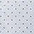 Surface en tissu blanc avec motif de points et fleurs noires, vue rapprochée du matériau. Aucun texte ou marque visible.