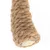 Primer plano de una cuerda de sisal, color beige, enrollada densamente. Material visible para rascadores o productos para mascotas.