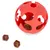 Balle creuse rouge en plastique Nomad Tales avec ouvertures, contenant des cubes de friandises marron et beige, trois cubes visibles à l’extérieur.