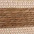 Gros plan sur un tressage de fibres naturelles et blanches, alternant des bandes en paille et en corde. Matériaux visibles : paille, corde textile.