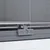 Detailní záběr na šedý plastový uzávěr na průhledných dvířkách, ukazuje zavírací mechanismus.