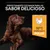Texto: Perfectamente cocinada para un sabor delicioso. Nº1 ingrediente pollo. Imagen de un perro marrón tumbado y dibujo de una gallina en recuadro amarillo.