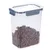 Transparente container met deksel, gevuld met bruine brokjes droogvoer. Geschikt voor het bewaren van dierenvoeding.
