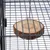 Disco de madera redondo con corteza, fijado a una jaula de rejilla metálica. Adecuado como superficie para sentarse o trepar para pequeños animales.