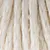 Close-up van gedraaid wit touw, vezelstructuur duidelijk zichtbaar. Materiaal: textielvezels.