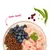 Teller mit Trockenfutter, frischem Hühnerfleisch, Blaubeeren, daneben Erbsenschote und Cranberries. Text: nom nom! Teller mit Trockenfutter, frischem Hühnerfleisch, Blaubeeren, daneben Erbsenschote und Cranberries. Text: nom nom!