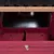 Vnútorný pohľad na červený drevený chliev s kovovou podlahou a priečkou, vhodný na skladovanie alebo ustajnenie zvierat. Viditeľný uzatvárací mechanizmus.