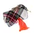 Distributeur de sacs en tissu à motif écossais avec mousqueton doré, fermeture éclair et sac plastique orange visible à la sortie.