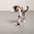 Spielzeug für Katzen: Rotes Stoffspielzeug mit weissem Plüschende, geeignet zum Spielen und Jagen.