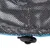 Gros plan sur un tissu à motif hexagonal noir et blanc avec cordon de serrage noir et stoppeur en plastique visible en bas de l’image.