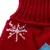 Roter gestrickter Stoff mit weissem Schneeflockenmuster und blauem Akzent. Detailaufnahme eines Designs.