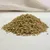 Close-up van los, lichtbruin granulaat op een witte ondergrond. Productdetails niet zichtbaar.