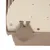 Vue détaillée d’un fermoir en plastique marron sur un couvercle beige perforé, fixé avec une vis en métal.
