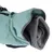 Vue rapprochée d’un manteau pour chien vert clair avec doublure polaire grise, capuche ajustable et fermeture éclair visible. Étiquette bleue avec texte partiellement lisible.