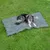 Graue Hundedecke auf grünem Rasen, geeignet für Outdoor-Nutzung.