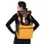 Sac à dos de transport jaune avec panneaux en maille, porté sur le dos d'une personne, contenant un petit chien marron à poitrail blanc visible à l'intérieur.