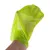 Hand met een gele plastic zak eroverheen, toont het gebruik van de zak als bescherming of afdekking.