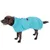 Chien portant un manteau imperméable bleu avec capuche et sangle réglable visible sur le dos. Matière textile, fermeture par boucle plastique.