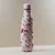 Rosa Trinkflasche mit Aufschrift 'Drink more water, pet more cats' und weihnachtlichen Illustrationen wie Geschenke, Zweige und Tiere.