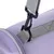 Gros plan sur une sangle grise en tissu avec mousqueton en plastique noir, fixée à un sac violet avec fermeture éclair visible.