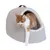 Kattenhuis van grijze stof met zachte, witte voering en handvat bovenop. Kat steekt een poot uit de ingang.