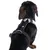 Hund mit schwarzem Geschirr, silbernen und orangefarbenen Akzenten sowie Metallring auf dem Rücken. Geschirr zeigt verstellbare Gurte und robustes Design.