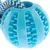 Pelota azul de plástico con protuberancias y cuerda integrada con diseño blanco y azul.