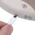 Primo piano di un cavo di ricarica USB-C inserito in un dispositivo con marchio CE e specifiche tecniche.