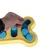 Main plaçant des croquettes dans un jouet d’intelligence pour chien en forme d’os, plastique jaune et bleu avec compartiments à couvercles bleus décorés de pattes.