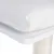 Plateforme d’arbre à chat avec coussin blanc en tissu, support en bois peint blanc et poteau recouvert de corde sisal visible en dessous.