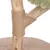 Primer plano de un árbol rascador con tronco de madera natural, envuelto en cuerda de sisal y base de tela tejida.
