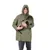Grüne Regenjacke mit integriertem Hundetragefach, geeignet für kleine Hunde. Person hält einen kleinen Hund in der Jacke.