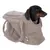 Petit chien dans un sac de transport en tissu beige à poignées, étiquette visible avec le nom Trixie.