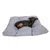 Coussin pour chien gris clair avec un teckel allongé dessus, étiquette visible sur le coin inférieur droit du coussin.