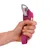 Hand hält eine pink-blaue Hundeleine mit Metallkarabinerhaken.