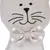 Katzenförmiges Stoffspielzeug mit gesticktem Gesicht und gepunkteter Schleife, beige.