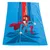 Couverture bleue en tissu avec illustration de Superman, costume bleu et rouge, cape rouge, logo S jaune sur la poitrine, fond graphique bleu et rouge.