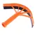 Oranžen ročaj iz plastike z ukrivljenim gumijastim robom, primeren za čiščenje gladkih površin.