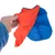 Mano che mostra una giacca per cani reversibile con un lato blu e uno arancione.