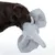 Brauner Hund spielt mit einem grauen Elefanten-Spielzeug aus Filz.
