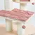 Kratzbaum mit Sisal umwickelten Säulen, Plattform aus Holz und gepolsterter rosafarbener Liegefläche. Hängendes Spielzeug in Rosa sichtbar.