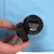 Primer plano de un tapón de rosca negro que una mano está abriendo. El tapón pertenece a un recipiente azul con una abertura grande.