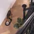 Chien mangeant dans une gamelle posée sur un tapis noir, à côté d'une autre gamelle vide, sur un sol en bois clair près d'un escalier intérieur.