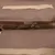 Nahaufnahme eines braunen Bezugs mit Reißverschluss und Klettverschluss, Materialstruktur deutlich sichtbar. Nahaufnahme eines braunen Bezugs mit Reißverschluss und Klettverschluss, Materialstruktur deutlich sichtbar.