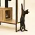 Katzenkratzbaum aus Holz und Metall mit Sisal-Kratzfläche, eine Katze kratzt daran, eine weitere sitzt in der Höhle. Katzenkratzbaum aus Holz und Metall mit Sisal-Kratzfläche, eine Katze kratzt daran, eine weitere sitzt in der Höhle.