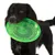 Sort hund holder grøn frisbee med pote- og benmønster i munden. Produkt til underholdning af kæledyr.