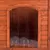 Puerta de caseta de madera para mascotas con cortina transparente de tiras plásticas verticales. Estructura y marco visibles en madera barnizada. Puerta de caseta de madera para mascotas con cortina transparente de tiras plásticas verticales. Estructura y marco visibles en madera barnizada.