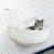 Amaca bianca in tessuto per gatti fissata a un termosifone, con un gatto tigrato grigio all'interno.