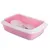 Bac rectangulaire rose en plastique avec rebord blanc, contenant une gamelle blanche et une pelle ajourée blanche posées à l’intérieur.