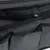Close-up van een zwarte tas met ritssluiting en meerdere vakken van duurzaam materiaal.